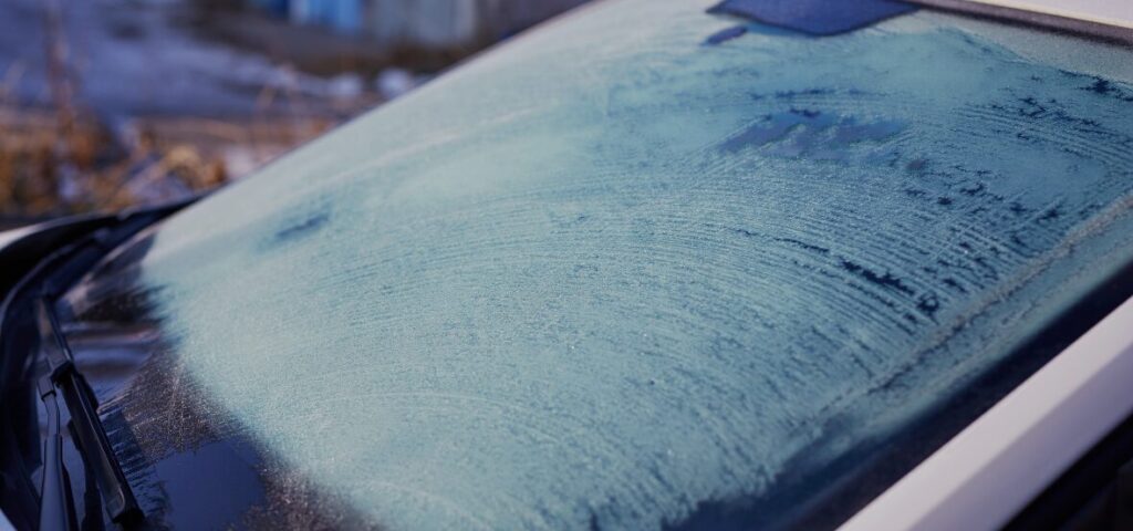 zimowa-pielegnacja-auta-odmrazacz-do-szyb